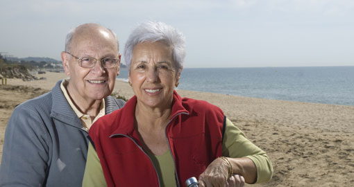 זוג  מבוגר על חוף הים