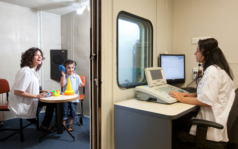 קלינאיות תקשורת עובדות עם ילד במכון קלינאות תקשורת של מכבי