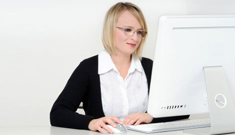 אישה עובדת מול מחשב