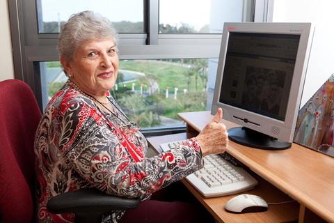 אישה מול מחשב בבית בלב ירושלים