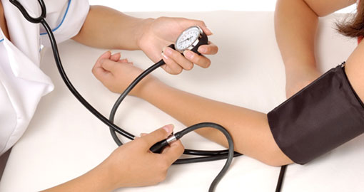 מדידת לחץ דם למטופל