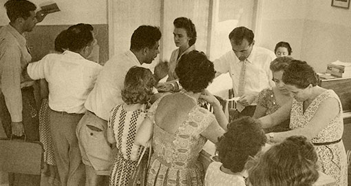 אנשים בתור לקבלת קהל בקופה בתל אביב בשנת 1958