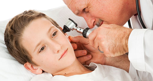 רופא עורך בדיקת אוזניים לילד