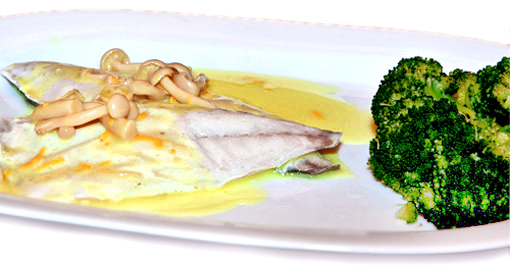 דג לבן ברוטב פטריות שי-מג'י וכורכום עם ברוקולי