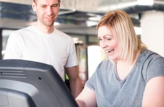 אישה מחייכת על הליכון