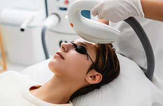 אישה בטיפול פוטותרפיה