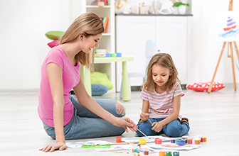 אימא וילדה מציירות