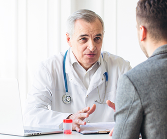 רופא מדבר עם מטופל