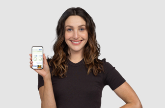 אישה מראה מסך של טלפון