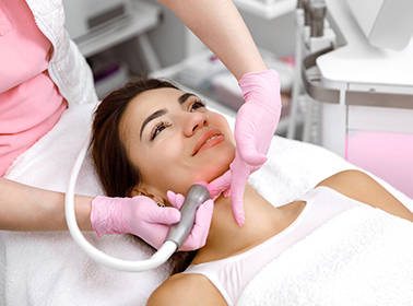 אישה בטיפול קוסמטי