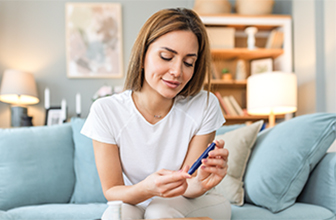 אישה בודקת סוכרת