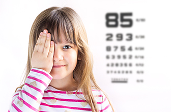 ילדה בבדיקת ראייה