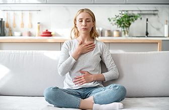 אישה מתרגלת נשימה