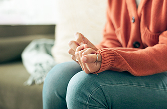 אישה סובלת מתסמין גמילה