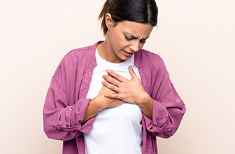 אישה חווה התקף לב