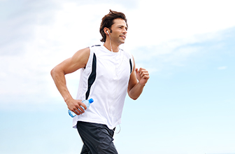 איש רץ עם בקבוק מים