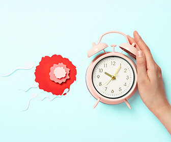 יד מחזיקה שעון וזרעון שוחה אליו